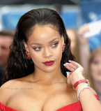 Беременна или просто поправилась? В сети активно обсуждают интересное положение Рианны