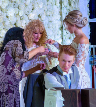 Затмила всех! Алла Пугачева появилась на свадьбе внука в роскошном белом платье