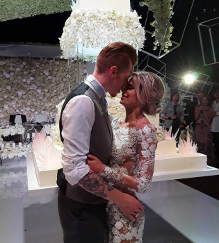 Выше неба: Никита Пресняков и его жена поразили публику необычным первым танцем