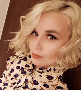 Полина Гагарина отправилась на отдых с маленькой дочерью Мией