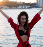 Вика из Неангелов восхищает стройной фигурой на отдыхе в Италии