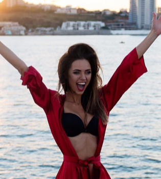 Вика из Неангелов восхищает стройной фигурой на отдыхе в Италии