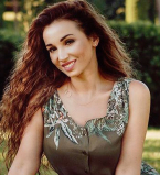 Анфиса Чехова восхищает пышным бюстом