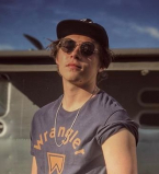 Лучшие родители: Бруклин Бекхэм разместил нежное фото с мамой и отцом