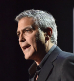 Молодой отец в ярости: Джордж Клуни хочет судиться с изданием, опубликовавшим первое фото его детей