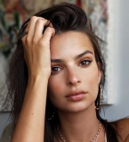 Завтракаем сексуально: полуобнаженная Эмили Ратаковски позирует на кухне