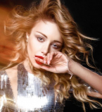 Жизнь вне сцены: Тина Кароль сыграла в бюстгальтере на баяне