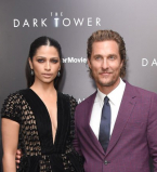 Ярко: Мэттью Макконахи появился на публике в фиолетовом смокинге