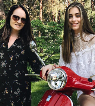 Вечно молодая София Ротару восхищает стильным нарядом на отдыхе с семьей