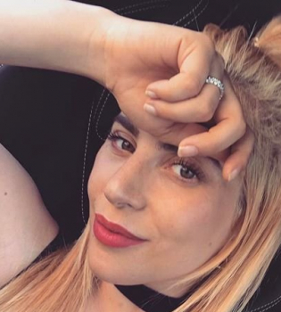 Три цвета одновременно: Леди Гага перекрасила волосы в невероятные оттенки