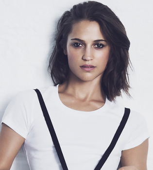 Алисия Викандер снялась в сексуальной фотосессии и рассказала о соперничестве с Анджелиной Джоли