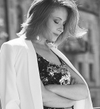 Многодетная мама Елена Кравец показала стройную фигуру в облегающем платье