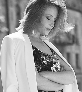 Многодетная мама Елена Кравец показала стройную фигуру в облегающем платье