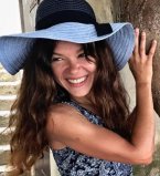 Руслана показала на отдыхе стальной пресс в бикини