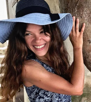 Руслана показала на отдыхе стальной пресс в бикини