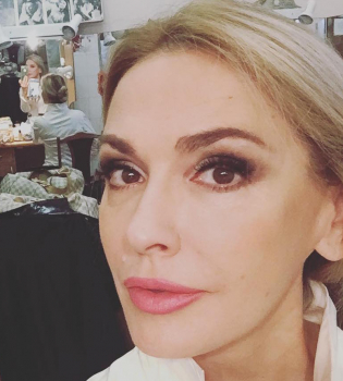 Словно солнце: Ольга Сумская сделала себе мелкие кудряшки и стала рыжей