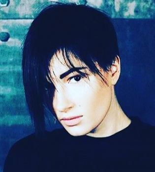 Как рок-дива: Настя Приходько засыпала сеть снимками в дерзком образе