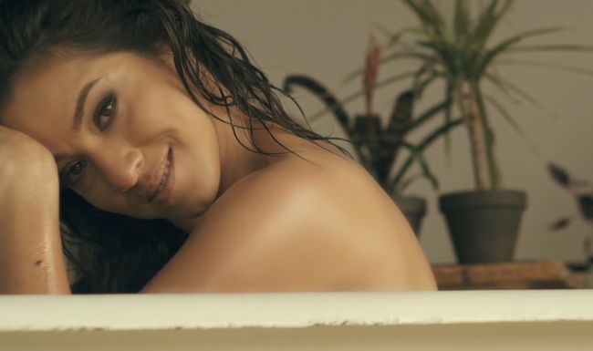 Наталка Карпа снялась в сексуальном образе в клипе на Шри-Ланке