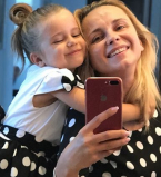 Домашний показ мод: Лилия Ребрик с маленькой дочерью примеряет стильные платья