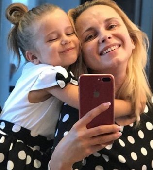 Домашний показ мод: Лилия Ребрик с маленькой дочерью примеряет стильные платья