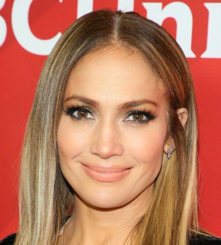 А они похожи: Дженнифер Лопес показала красавицу-маму