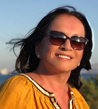 В стильной вышиванке и кроссовках: София Ротару отмечает 70-летие на отдыхе в Италии с семьей