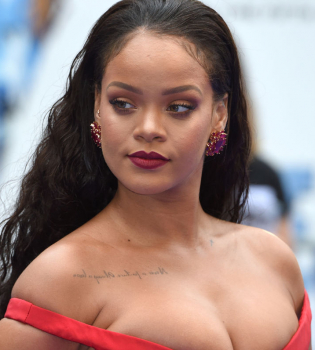 Рианна синие волосы