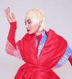 Ассия Ахат превратилась в куклу