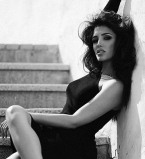 Оголенное лето: Санта Димопулос плавает в бассейне топлесс