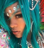 Полуголая и в разноцветных перьях: Рианна взорвала сеть сверхоткровенным нарядом