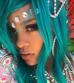 Полуголая и в разноцветных перьях: Рианна взорвала сеть сверхоткровенным нарядом