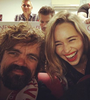 Эмилия Кларк и Кит Харингтон, Мэйси Уильямс и Софи Тернер: звезды "Игры престолов" поделились совместными фото