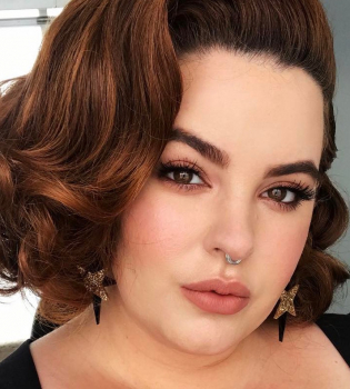 Девушка без комплексов: 155-килограммовая модель Тесс Холидей опубликовала фото в прозрачном белье