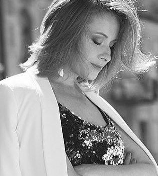 Мамины хвостики: Елена Кравец публиковала умилительное фото подросших двойняшек