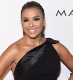 Просто и со вкусом: Ева Лонгория подчеркнула стройную фигуру миниатюрным черным платьем