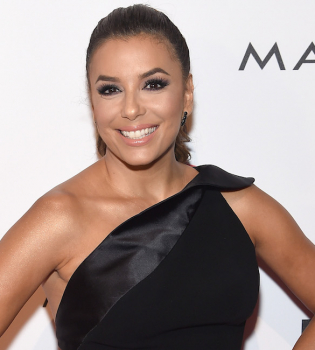 Просто и со вкусом: Ева Лонгория подчеркнула стройную фигуру миниатюрным черным платьем