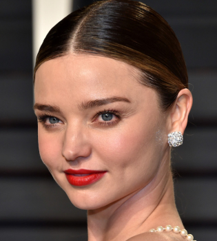 Ни единой морщинки: 34-летняя Миранда Керр восхищает молодостью на фото крупным планом