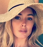 Даутцен Крус обескуражила поклонников откровенным фото на пляже: забыла о купальнике?