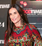 Словно цыганка: поклонники раскритиковали наряд Деми Мур