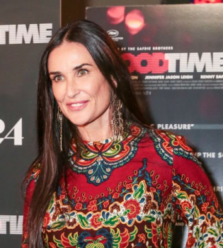 Словно цыганка: поклонники раскритиковали наряд Деми Мур