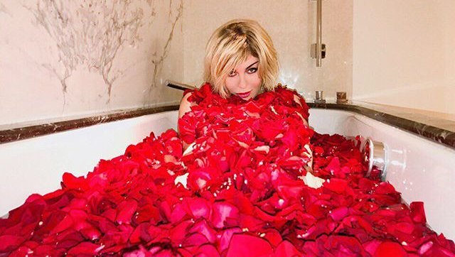 В ванной из лепестков роз: Ирина Билык взбудоражила сеть романтическими фото