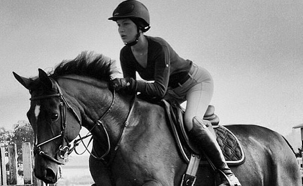Красавица-наездница: Белла Хадид катается верхом на лошади
