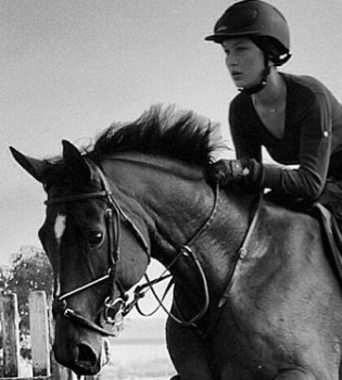 Красавица-наездница: Белла Хадид катается верхом на лошади