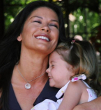 Растет красоткой: Кэтрин Зета-Джонс показала редкие фото 13-летней дочери Кэрис