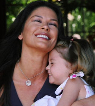 Растет красоткой: Кэтрин Зета-Джонс показала редкие фото 13-летней дочери Кэрис