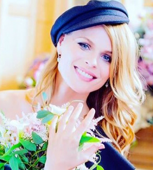 Фотофакт: Ольга Фреймут делает покупки в магазине с подросшим сыном