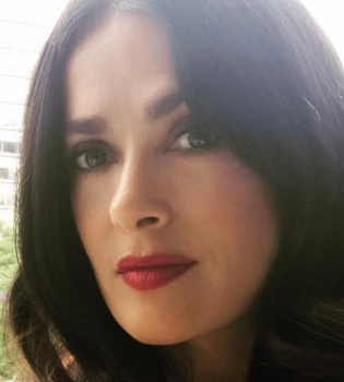 Хороша! Сальма Хайек в 50 лет показала роскошную фигуру в бикини