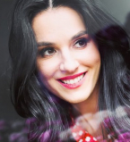 Маша Ефросинина похвасталась стильной вышивкой на отдыхе в Барселоне