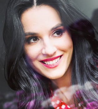 Маша Ефросинина похвасталась стильной вышивкой на отдыхе в Барселоне