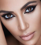 Идеальная красота: Ким Кардашьян опубликовала серию восхитительных фото крупным планом